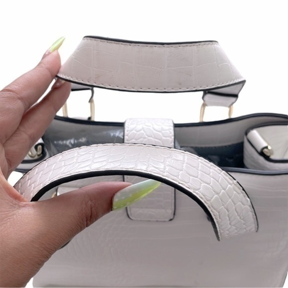 JustFab Weekend In Venice Satchel - Picture 7 of 15